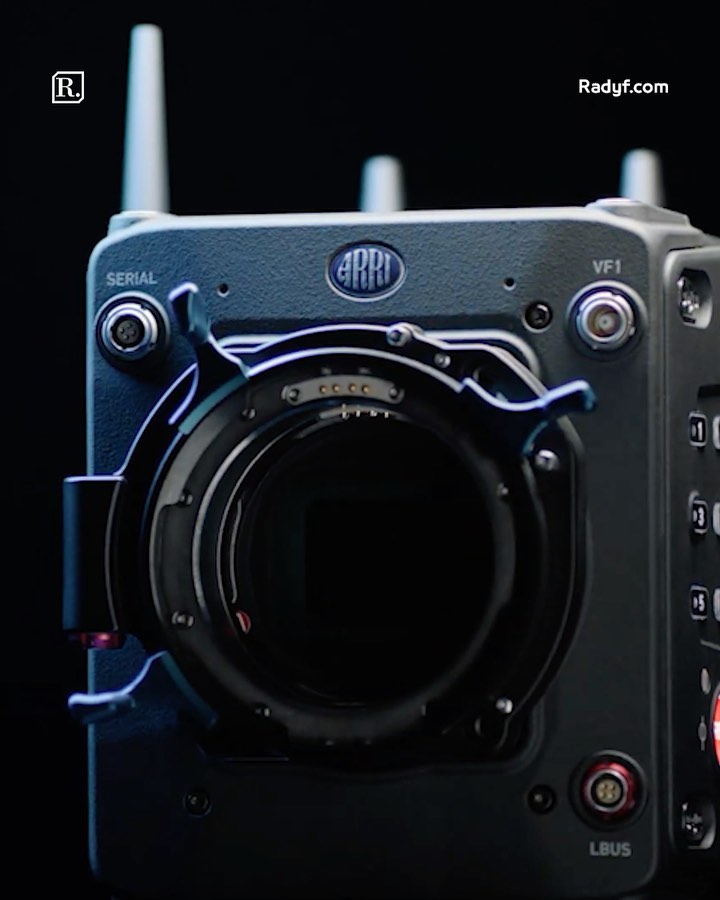 ‏أصدرت شركة ⁦‪#ARRI⁩ الرائدة أمس أحدث كاميراتها، حيث أعلنت عن كاميرا ⁦‪
#ALEXA⁩ Super 35mm، 
التي تعتبر كاميرا خاصة جدًا بالنسبة لـ ARRI، حيث إنها أول كاميرا تحتوي على مستشعر جديد تمامًا من نوع : ALEV 4 
بدقة تصوير 4.6K.

تتميز الكاميرا بداينامك رينج يصل إلى 17 وقفة، ما تعتبر الكاميرا الأولى التي تحتوي على هذا القدر من عدد الوقفات من الداينامك رينج.

تعتبر الكاميرا أصغر كاميرات شركة Arri حجماً، تحتوي الكاميرا على شاشة صغير من اليسار يمكن من خلالها ضبط إعدادات الكاميرا، بالإضافة إلى مجموعة من الأزرار القابلة للتعديل والتخصيص بحسب الحاجة.

———————————————

قمنا بنشر مقالة مراجعة لأهم الخصائص والمميزات الجديدة في الكاميرا بإمكانكم الوصول لها من خلال موقعنا عبر الرابط في البايو او من خلال الرابط التالي:

https://radyf.com/arri-alexa-super-35/

———————————————

#DP #dplife #DoP ‏#learnlighting #arri #filmmakinglife #Indiefilmmakers #cinematographer #filmmakers #filmlight #arri #alexas35 #ASC #cinematography #autumn_durald #lightingsetup #filmlighting #filmproduction #cinematic #super35 #صناعة_الأفلام #التصوير #تصوير #التصوير_السينمائي #سينمائي #مدير_تصوير #مدونة_رديف
