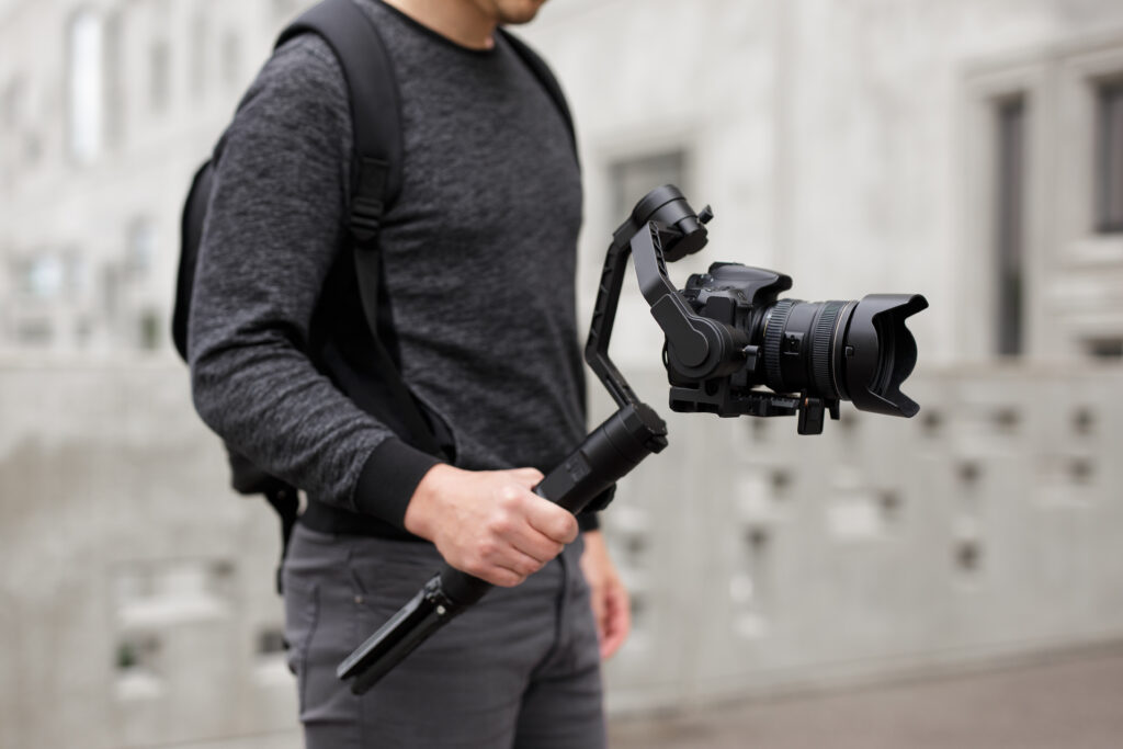 الفروق الجوهرية والوظيفية بين مدير التصوير والفيديوغرافر في البيئة الإنتاجية المعاصرة - Videography vs Cinematography